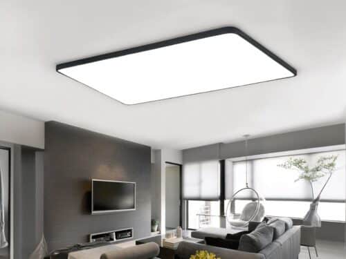 Panneau LED design élégant et rectangulaire, de couleur noire, dans un salon.