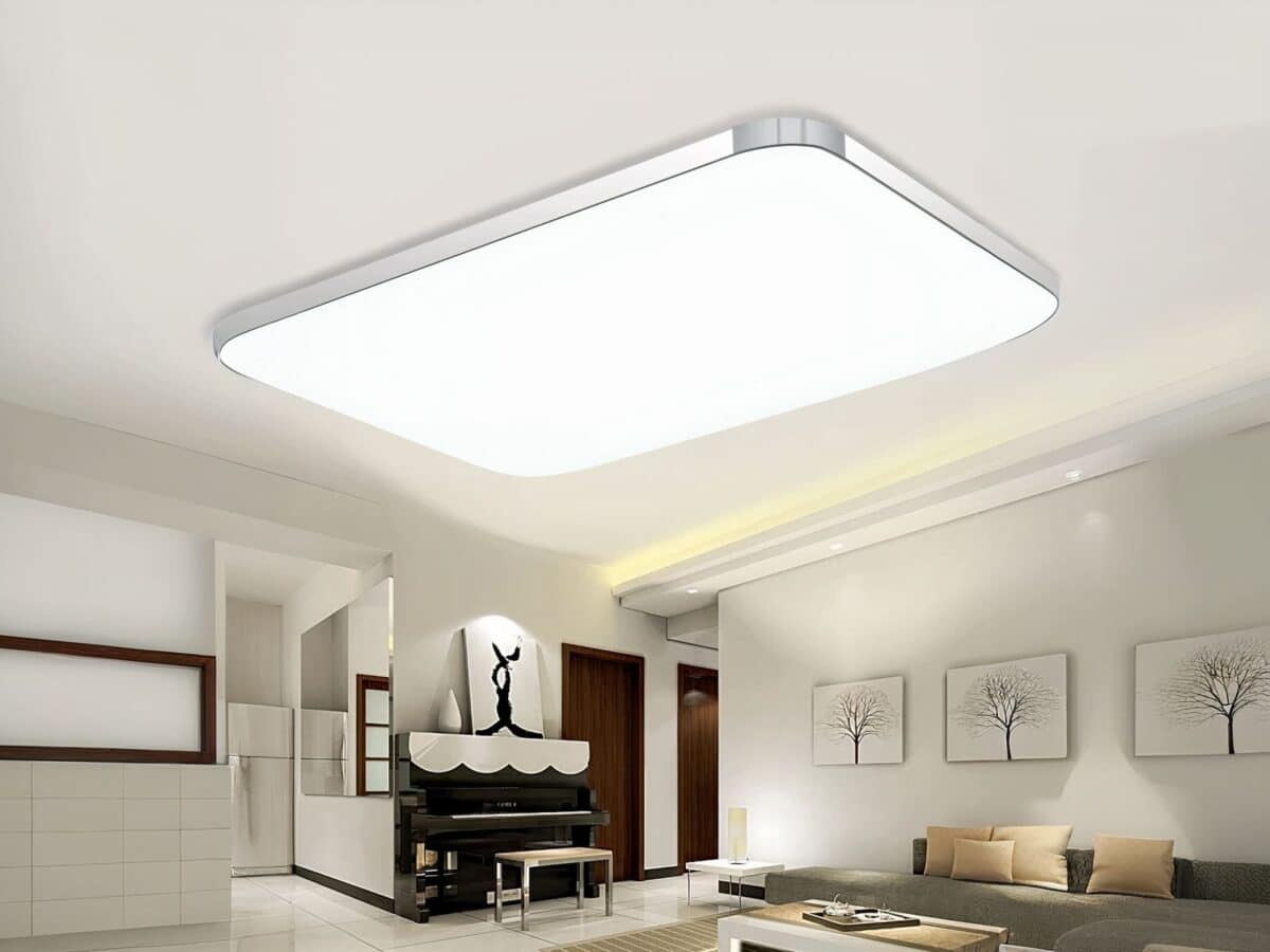 Panneau LED design moderne et rectangulaire, de couleur argentée, dans un salon.