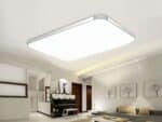 Panneau LED design moderne et rectangulaire, de couleur argentée, dans un salon.