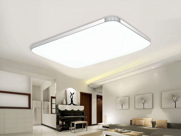 Panneau LED design moderne et rectangulaire, de couleur argentée, dans un salon.