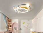 Plafond nuage LED au design mignon et créatif allumé dans une chambre d'enfant