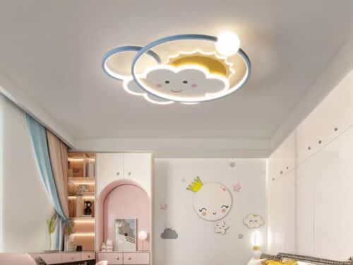 Plafond nuage LED au design mignon et créatif allumé dans une chambre d'enfant