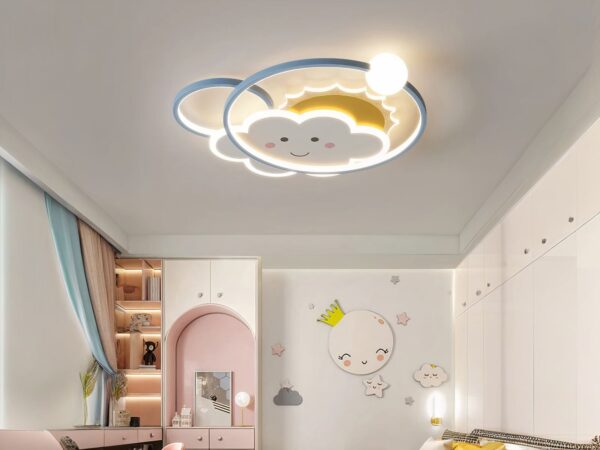 Plafond nuage LED au design mignon et créatif allumé dans une chambre d'enfant