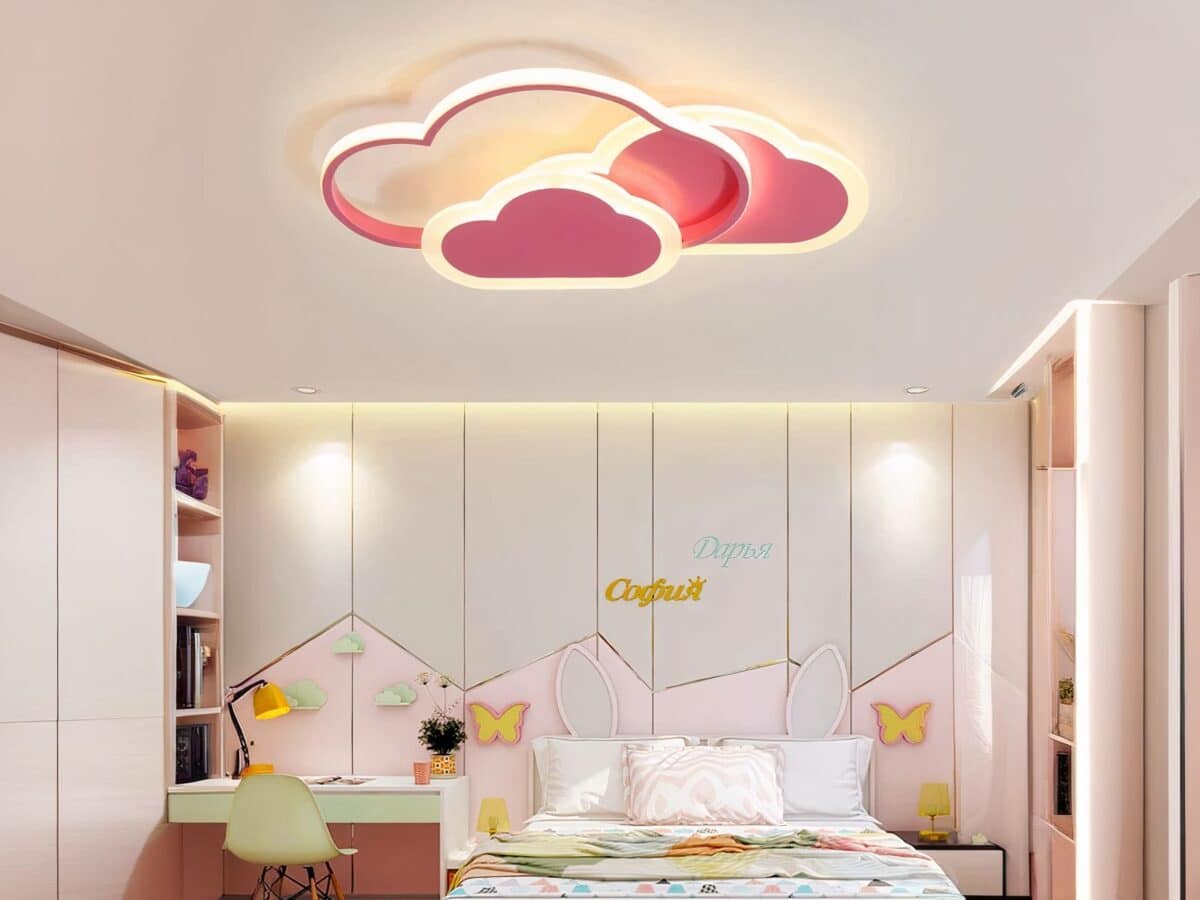 Plafond nuage LED créatif et décoratif allumé dans une chambre d'enfant