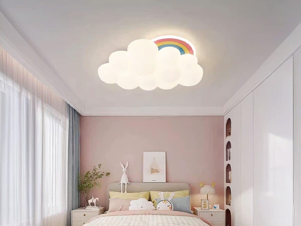 Plafond nuage LED élégant avec arc-en-ciel Plafond nuage LED élégant avec arc-en-ciel allumé dans une chambre à coucher