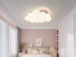 Plafond nuage LED élégant avec arc-en-ciel allumé dans une chambre à coucher