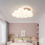Plafond nuage LED élégant avec arc-en-ciel Plafond nuage LED élégant avec arc-en-ciel allumé dans une chambre à coucher