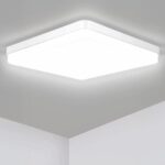 Plafonnier LED carré au style minimaliste Plafonnier LED carré au style minimaliste allumé sur un plafond