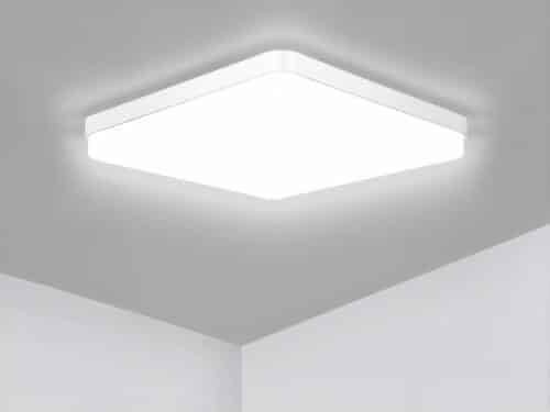 Plafonnier LED carré au style minimaliste allumé sur un plafond
