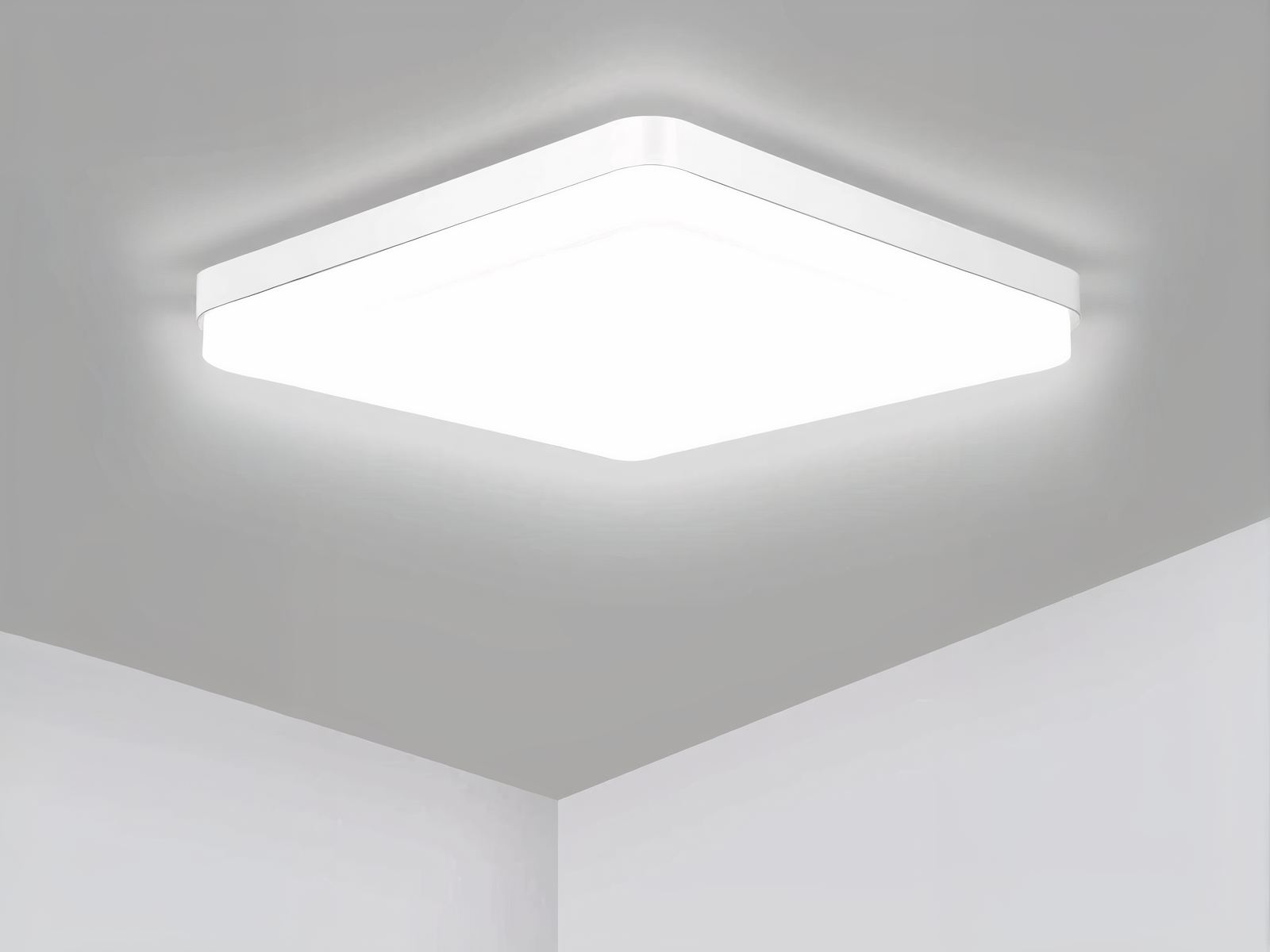 Plafonnier LED carré au style minimaliste allumé sur un plafond
