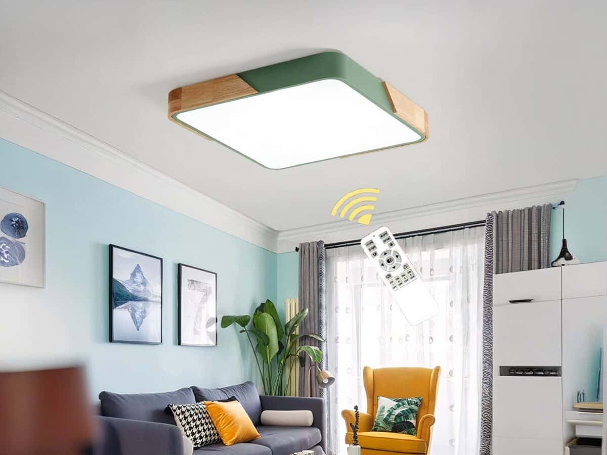 Plafonnier LED design en forme carré en bois dans un salon