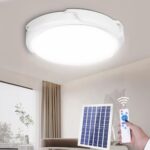Plafonnier LED extérieur avec panneau solaire et télécommande Plafonnier LED exterieur avec panneau solaire et télécommande installé sur un plafond avec des rideaux en fond et un panneau solaire et une télécommande en dessous