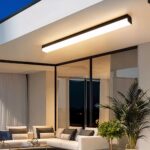 Plafonnier LED extérieur lumineux et durable Plafonnier LED exterieur lumineux et durable installé au-dessus d'un canapé avec des vitres à côté et des plantes vertes