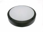 Plafonnier rond avec le contour noir et le centre blanc. Sur fond blanc.