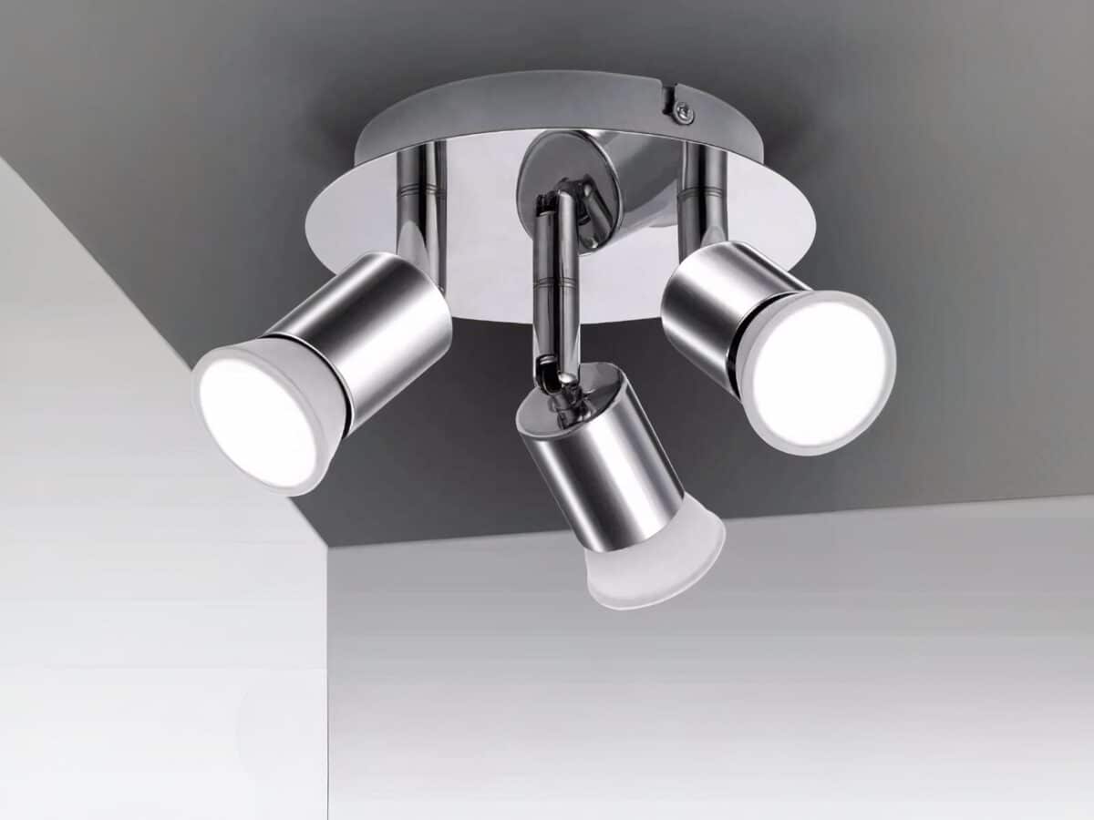 Projecteur LED argenté avec têtes rotatives Projecteur LED argenté avec têtes rotatives installé sur un plafond gris