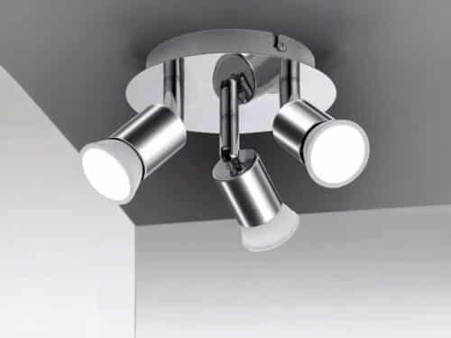 Projecteur LED argenté avec têtes rotatives installé sur un plafond gris