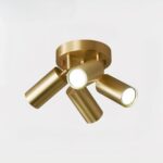 Plafonnier LED doré à quatre têtes Projecteur LED doré à quatre têtes sur fond gris