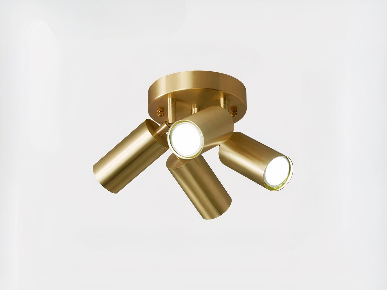 Projecteur LED doré à quatre têtes sur fond gris