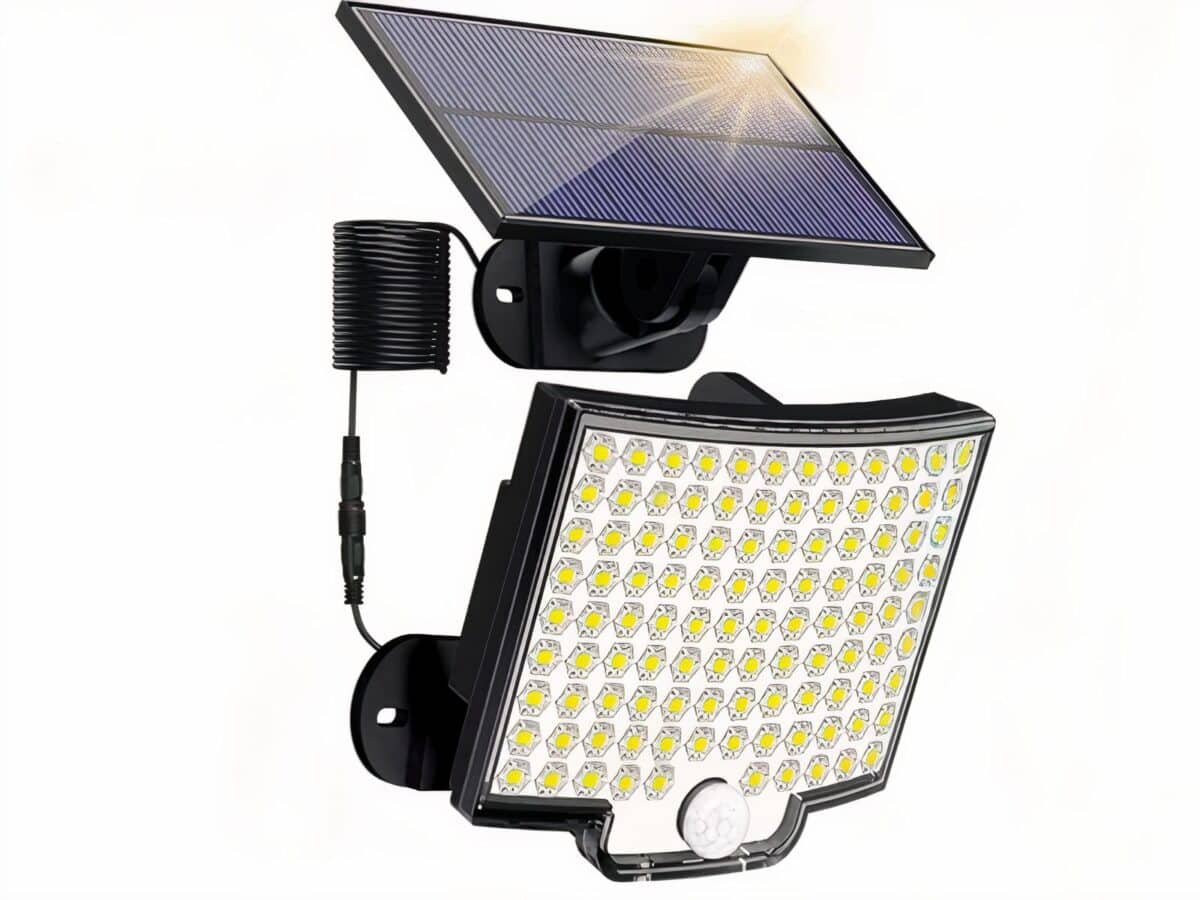 Projecteur LED solaire avec détecteur de mouvement Projecteur LED solaire avec détecteur de mouvement sur fond blanc