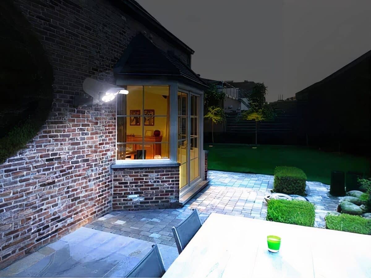 Projecteur LED solaire et télécommandé en forme de caméra