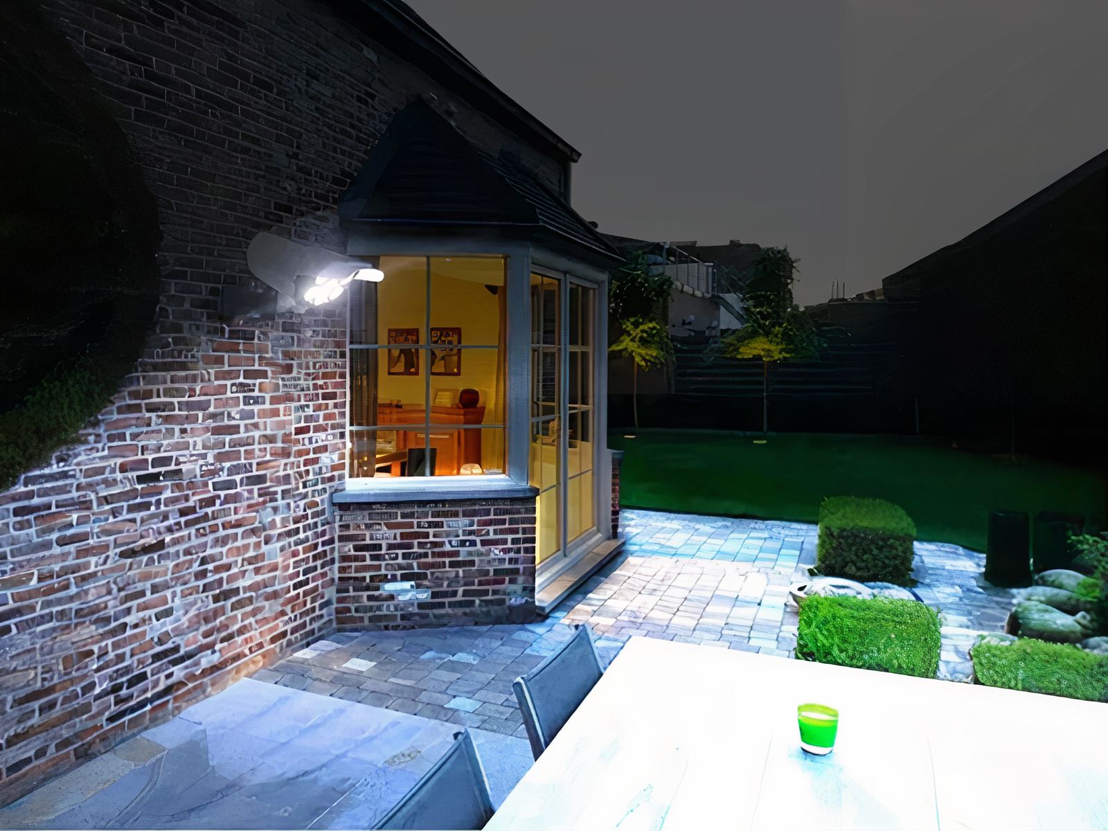 Projecteur LED solaire et télécommandé en forme de caméra