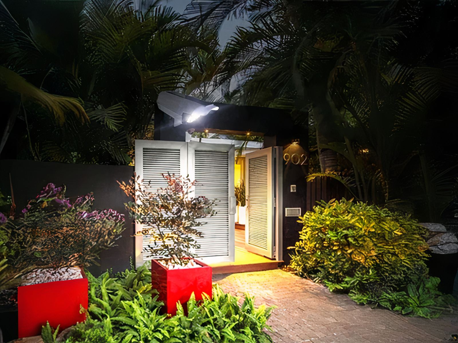 Projecteur LED solaire et télécommandé en forme de caméra