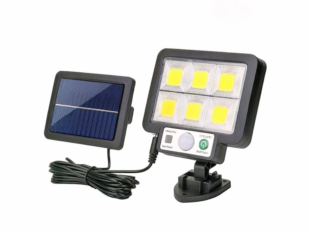 Projecteur LED solaire résistant et durable Projecteur LED solaire résistant et durable sur fond blanc