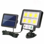 Projecteur LED solaire résistant et durable Projecteur LED solaire résistant et durable sur fond blanc