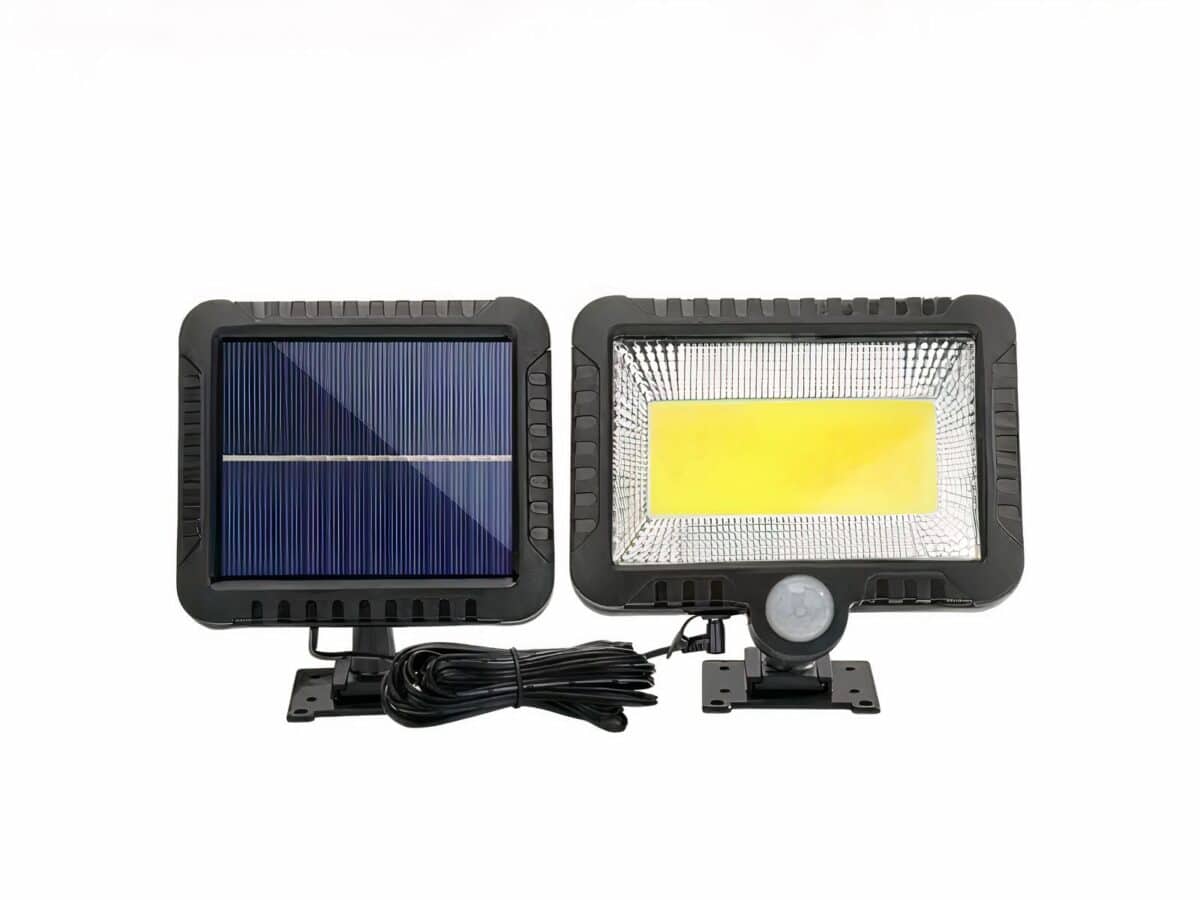 Projecteur LED solaire style moderne et compact sur fond blanc