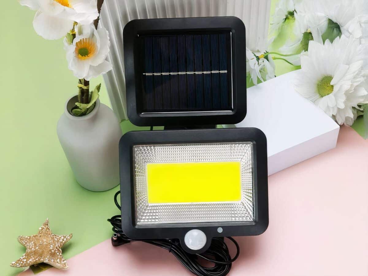 Projecteur LED solaire style moderne et compact