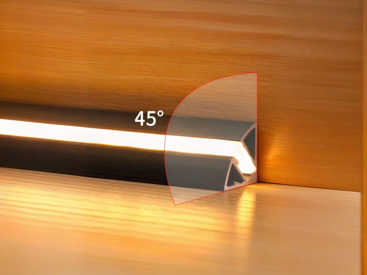 Réglette LED cuisine néon d’angle Réglette de cuisine allumée et installée dans l'angle d'un meuble en bois.