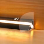 Réglette LED cuisine néon d’angle Réglette de cuisine allumée et installée dans l'angle d'un meuble en bois.