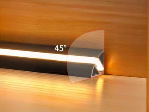 Réglette de cuisine allumée et installée dans l'angle d'un meuble en bois.