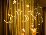 Rideau LED de décoration en forme d'étoile et de lune allumé dans un intérieur