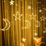 Rideau LED de décoration en forme d'étoile et de lune allumé dans un intérieur