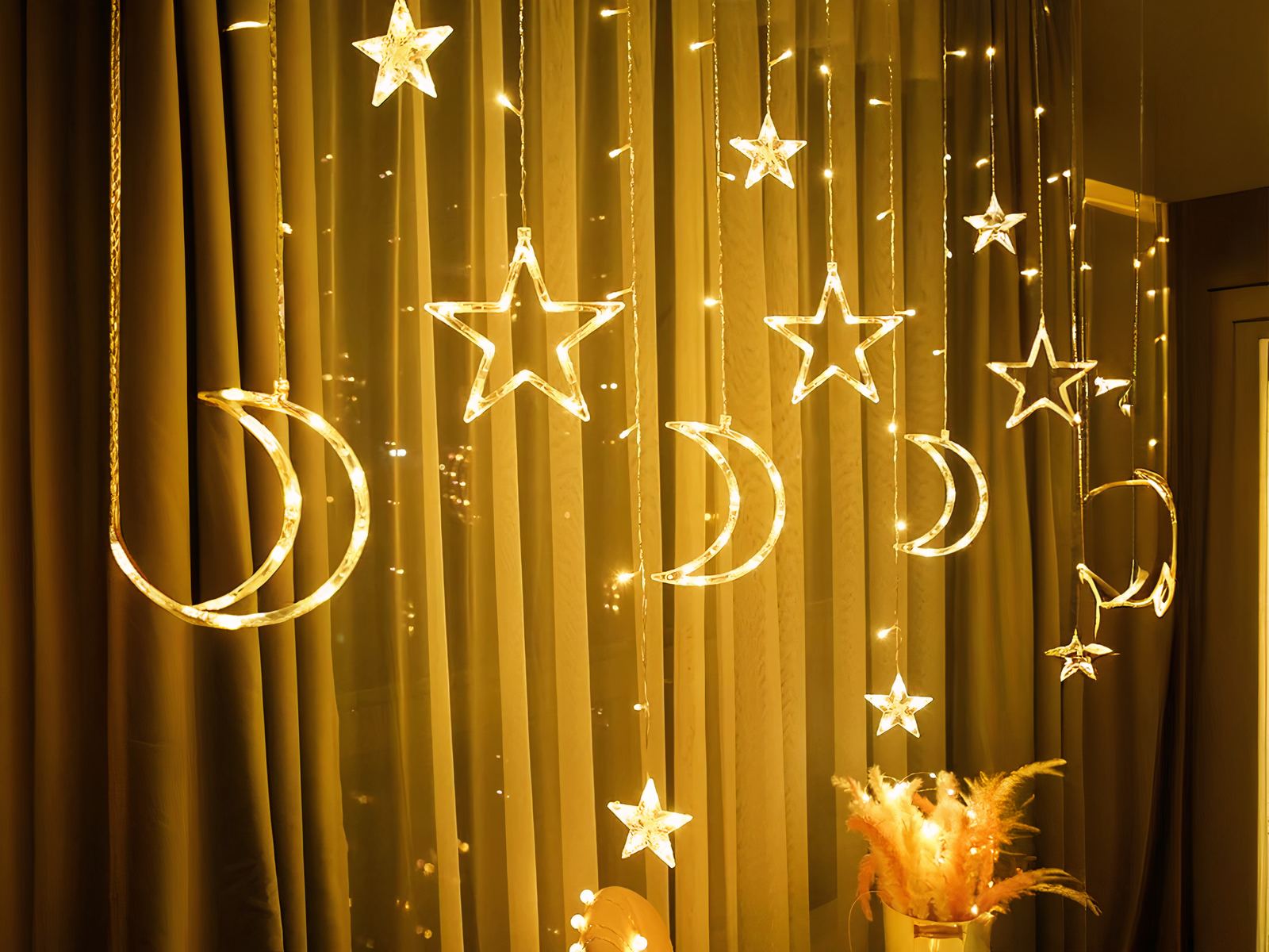 Rideau LED de décoration en forme d'étoile et de lune allumé dans un intérieur