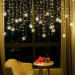 Rideau LED design en forme de flocon de neige Rideau LED design en forme de flocon de neige installé et allumé dans un intérieur