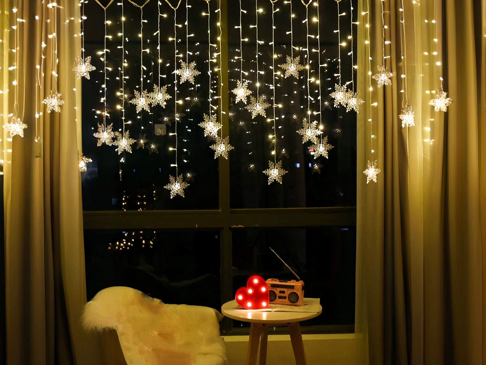 Rideau LED design en forme de flocon de neige installé et allumé dans un intérieur