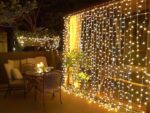 Rideau LED pour décoration de jardin allumé dans un jardin