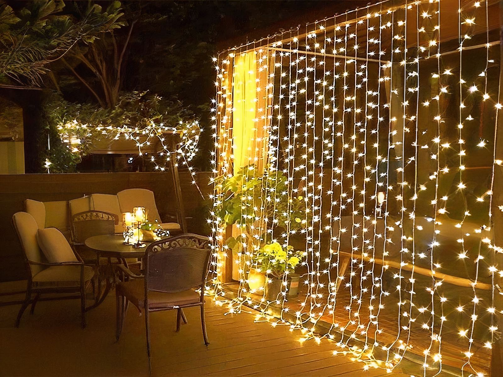 Rideau LED pour décoration de jardin allumé dans un jardin