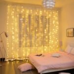 Rideau LED Pratique et Décoratif Rideau LED Pratique et Décoratif installé et allumé dans une chambre