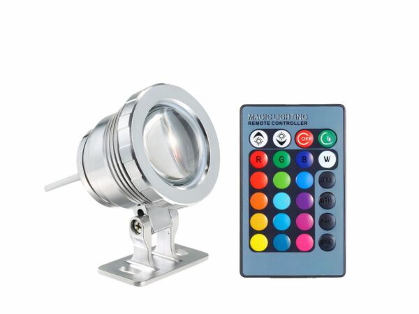 Spot LED extérieur de couleur argenté sur fond blanc avec une télécommande avec des boutons multicolores.