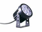 Spot LED extérieur noir, inclinable. Sur fond blanc.