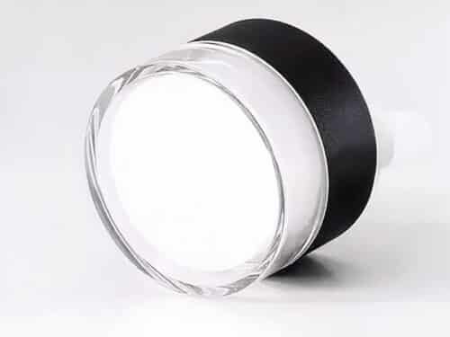Spot LED plafond circulaire et élégant sur fond gris