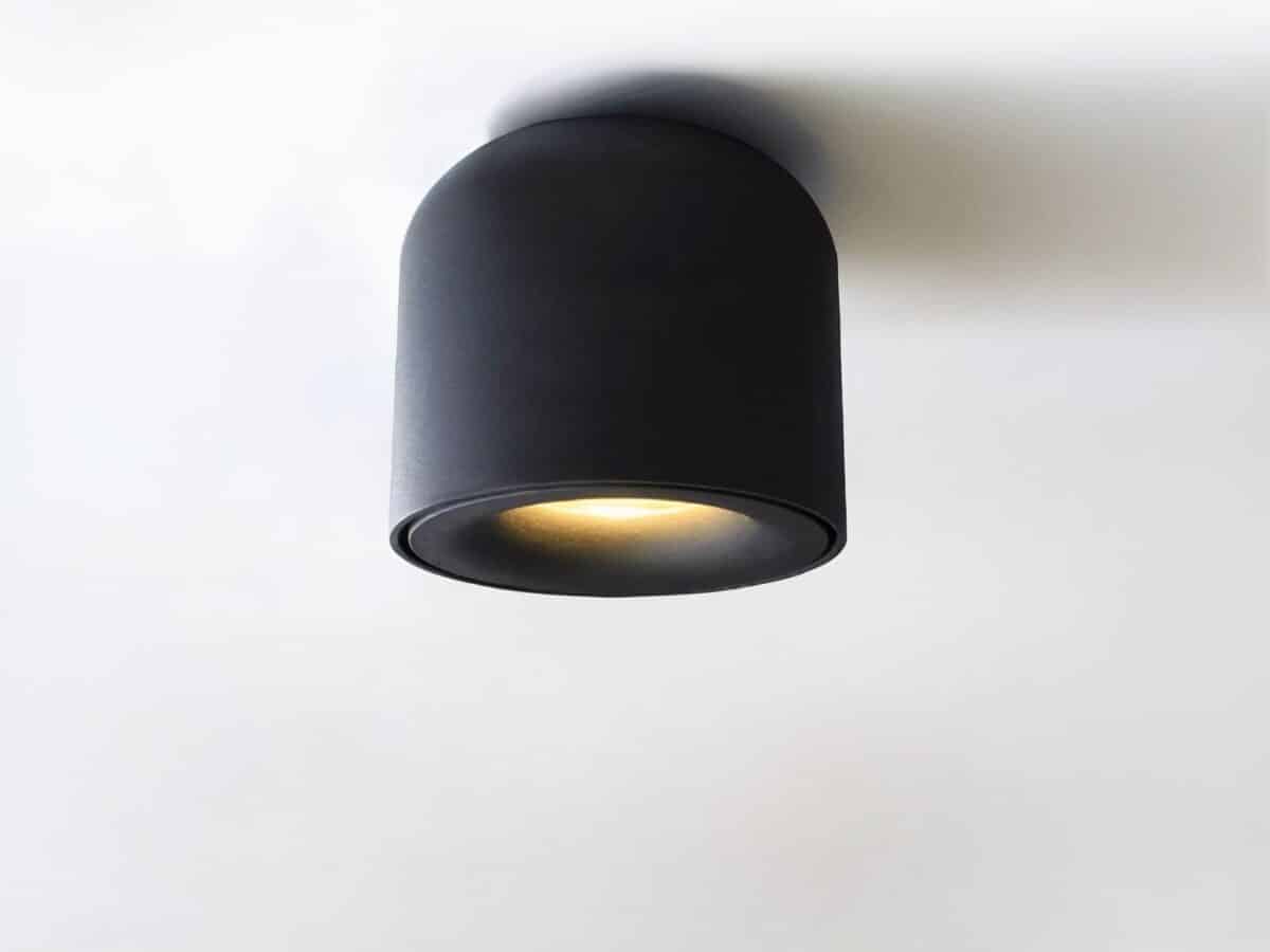Spot LED plafond moderne et minimaliste Spot LED plafond moderne et minimaliste accroché à un plafond sur fond gris