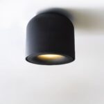 Spot LED plafond moderne et minimaliste Spot LED plafond moderne et minimaliste accroché à un plafond sur fond gris