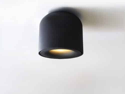 Spot LED plafond moderne et minimaliste accroché à un plafond sur fond gris