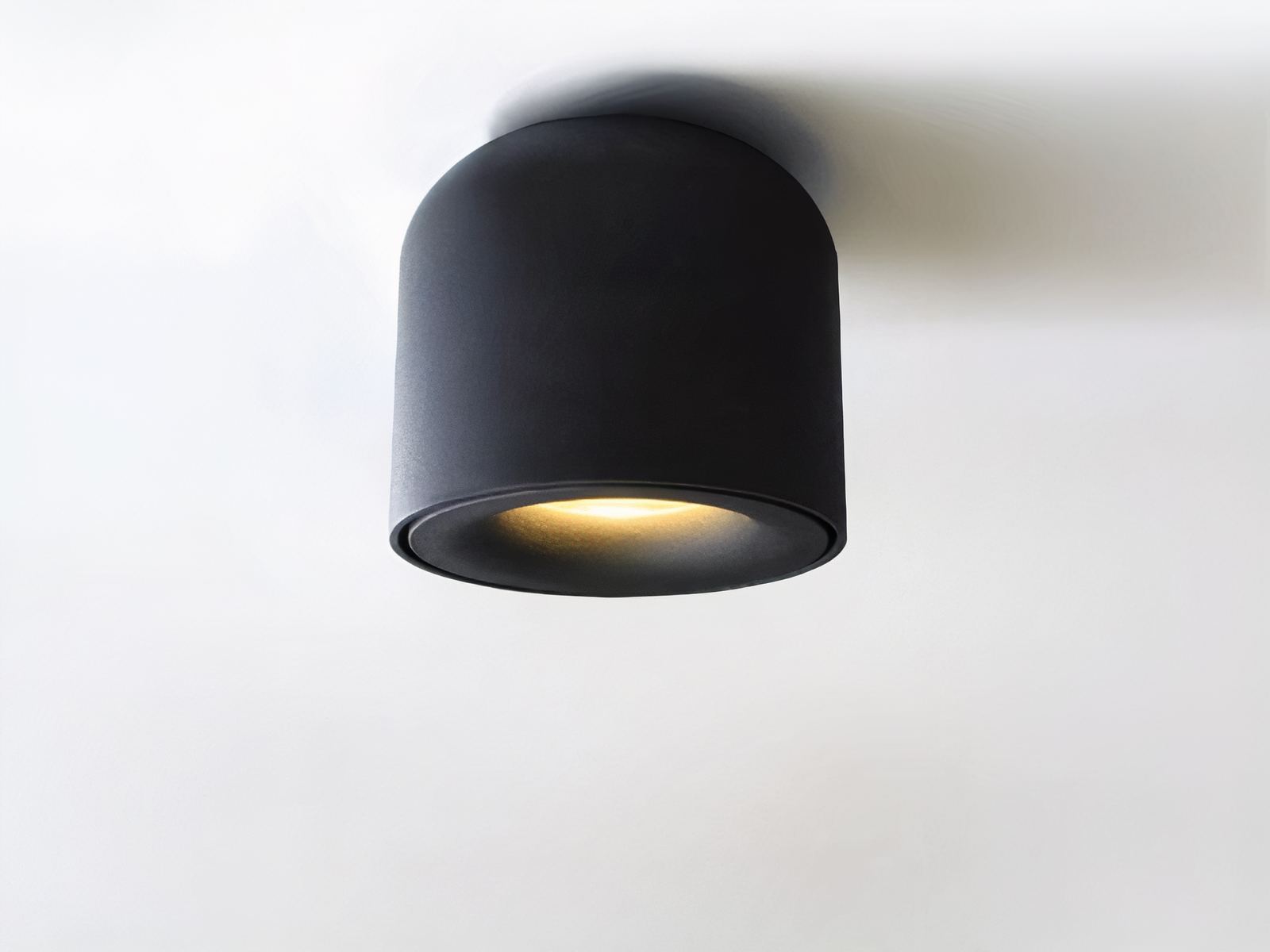 Spot LED plafond moderne et minimaliste accroché à un plafond sur fond gris