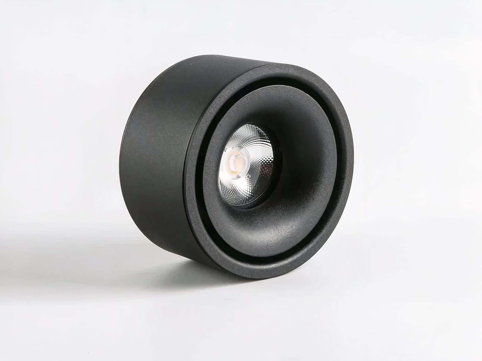 Spot LED plafond noir et rond avec lumière chaude