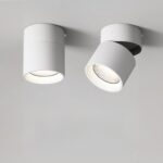 Spot LED plafond rotatif avec lumière variable Spot LED plafond rotatif avec lumière variable sur fond gris